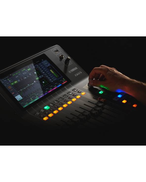 Mixer digitale Yamaha CDM3: Potenza compatta per applicazioni dal vivo e in  studio